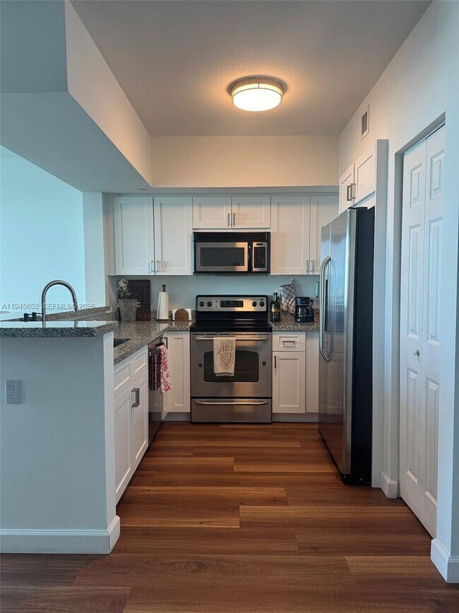 Building Photo - 1723 SW 2nd Ave