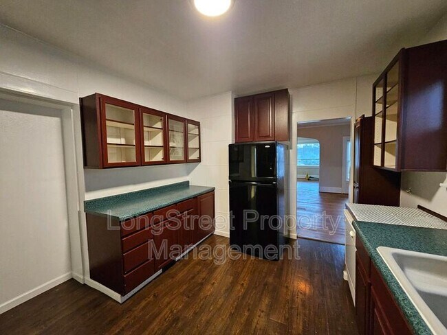 Building Photo - 634 SW Grant St.