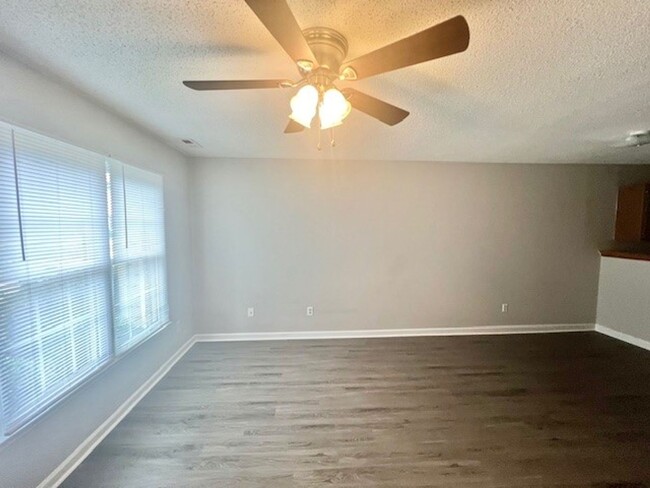 Building Photo - New Flooring!  New Paint!  Convenient to S...