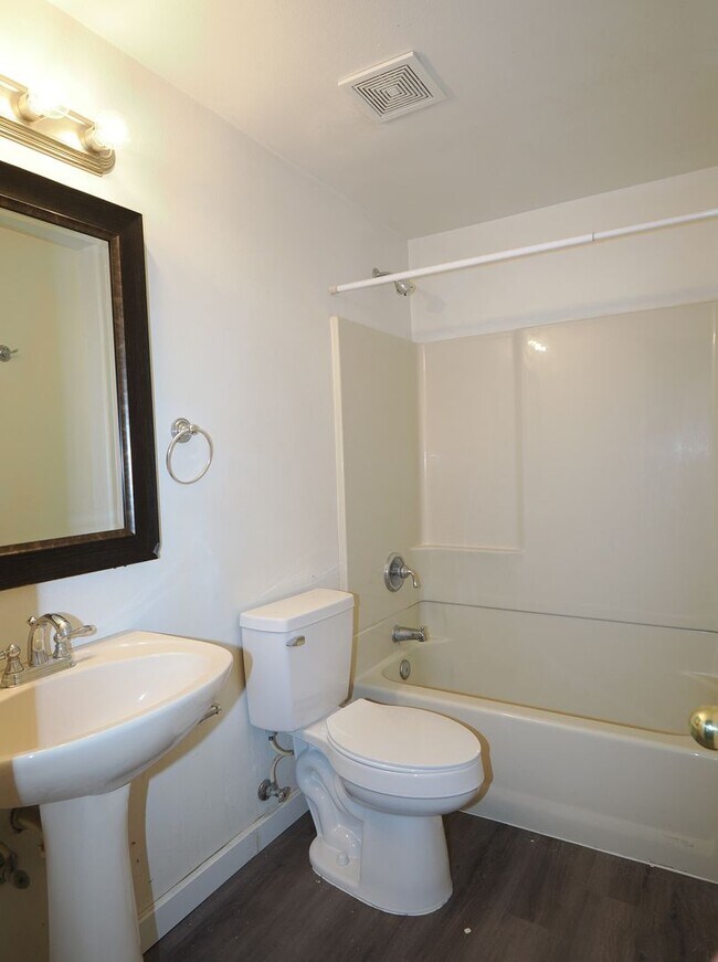 Building Photo - 4 bed 3.5 bath with 2 car garage - Availab...