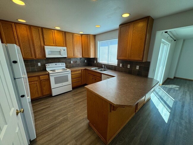 Building Photo - BONUS RENT SPECIAL! Spacious 4 Bed, 2.5 Bath Home!