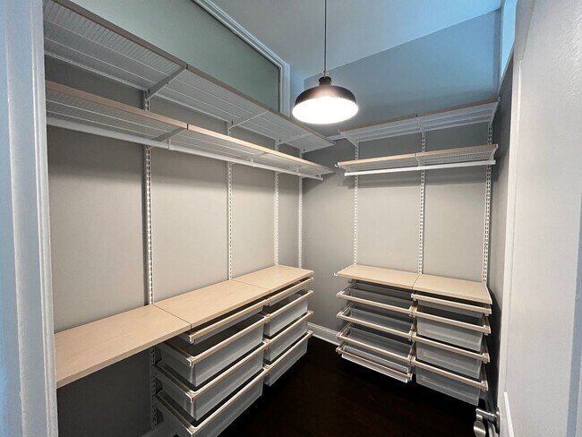 Building Photo - Turnkey Luxury 2BR Residence | Fully Renovated | Garage Parking | Prime Downtown River North / St...