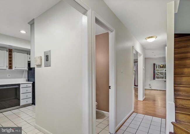 Building Photo - 812 Azalea Dr
