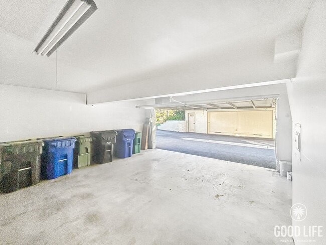 Building Photo - Stunning 2BD/2.5BA W/ In-Unit Laundry and ...