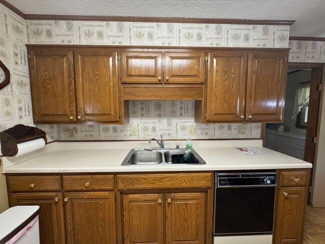 Building Photo - Spacious three bedroom, two bathroom with ...