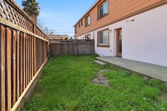 Building Photo - 712 Daniels Ave