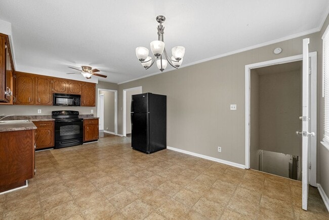 Building Photo - 3 Bedroom 2 Bath Dog Friendly Home For Rent Near Providence Blvd.