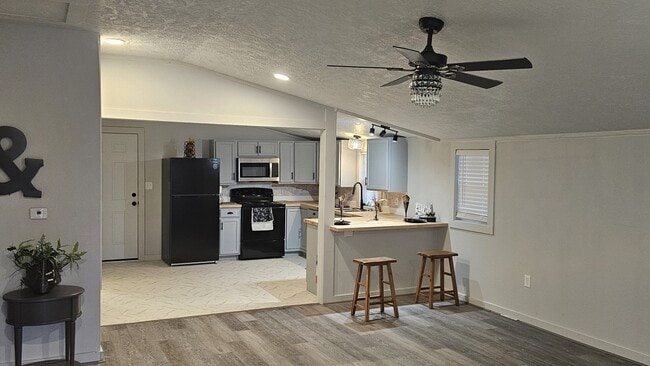 Building Photo - 715 Sabine St