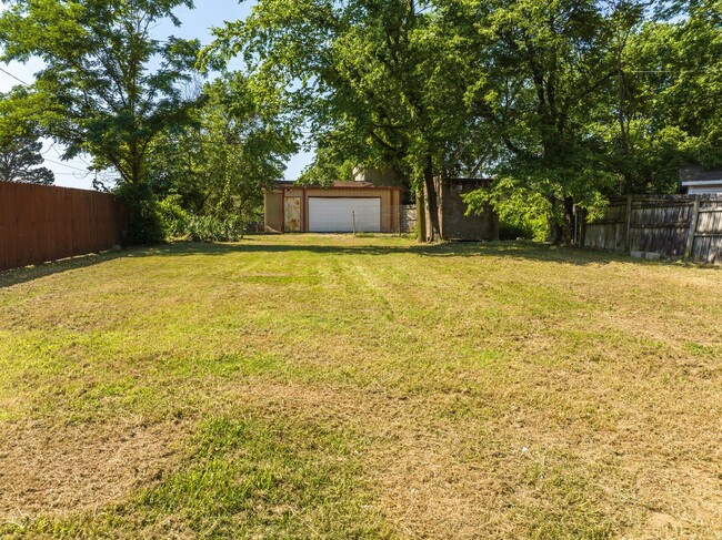 Building Photo - Freshly Updated 2 Bedroom House