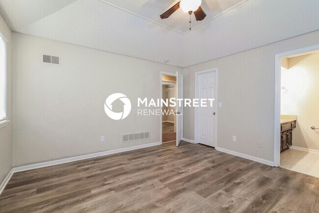 Building Photo - 4 Bedroom Pet-Friendly Home in GRANDVIEW, MO with Main Street Renewal