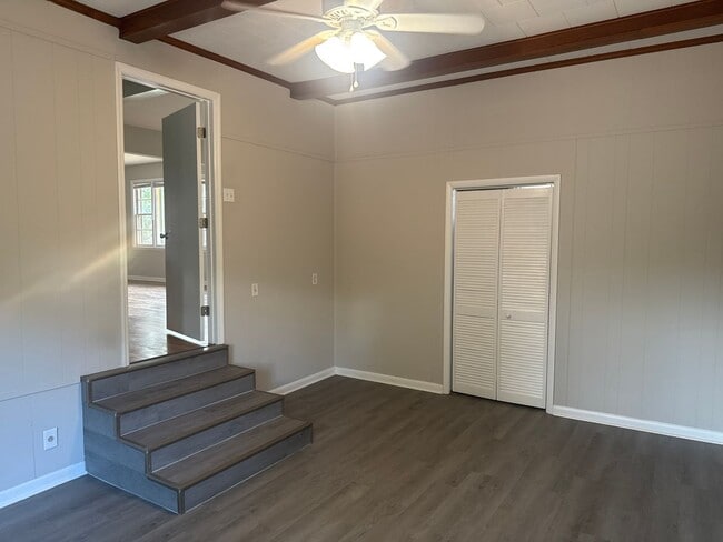 Building Photo - 2BD/1 BA