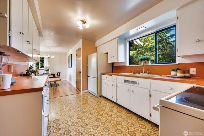 Building Photo - 3 Bedroom 1.75 bathroom home in Mukilteo w...