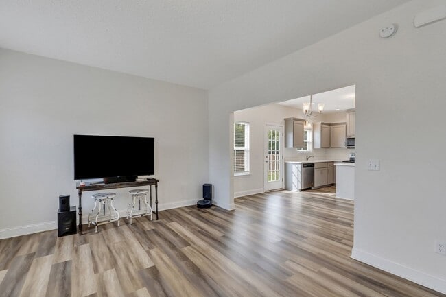 Building Photo - 487 Meloney Dr