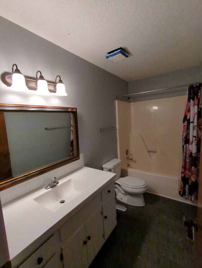 Building Photo - 1605 Wendy Cir