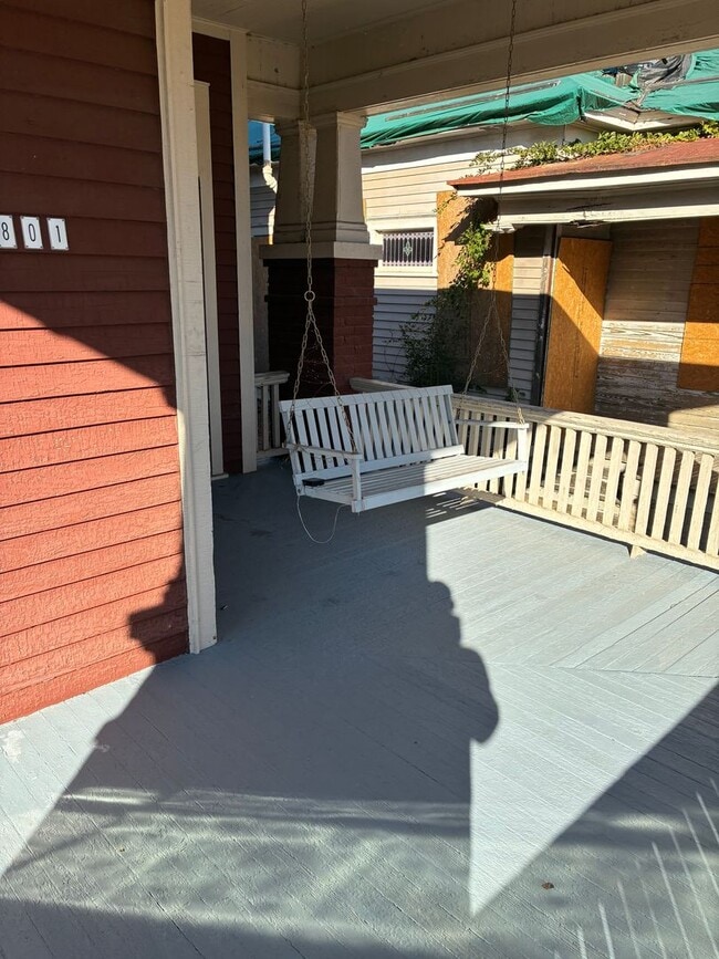 Building Photo - 600 - 801