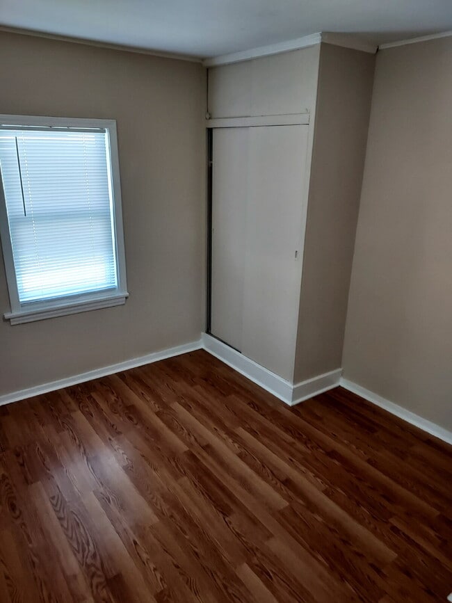 Building Photo - "Charming 2-Bedroom Gem with Cozy 744 Sq F...