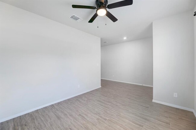 Building Photo - 301 Bright Star Ln