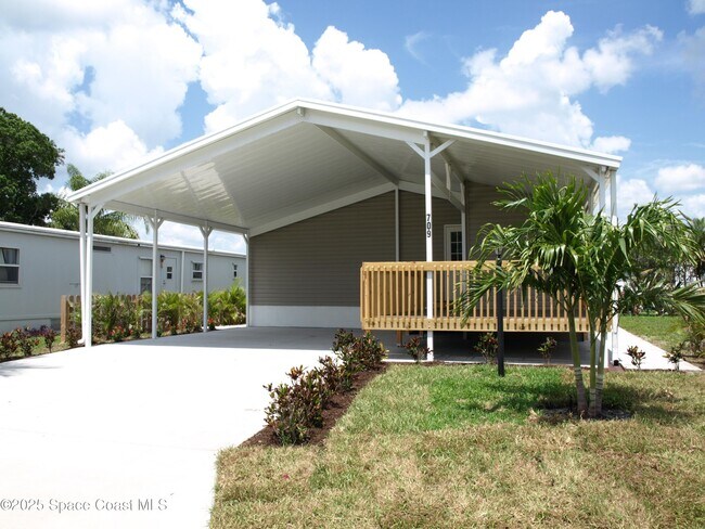 Building Photo - 709 Lark Dr