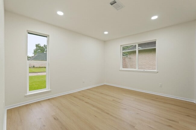 Building Photo - 3351 S Sutton Square