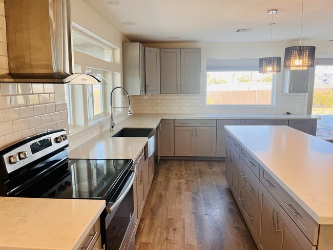 Building Photo - Gorgeous 3 bd, 2.5 ba on 1 acre