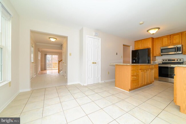 Building Photo - 8016 Merry Oaks Ln