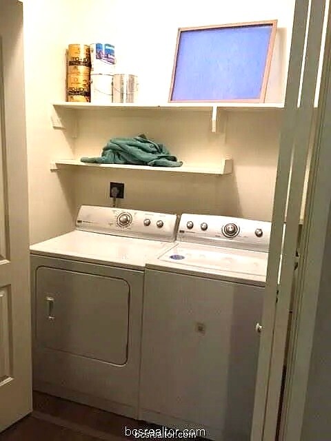 Building Photo - 1004 Crestwood Dr