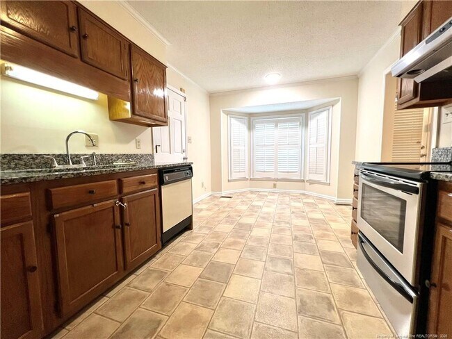Building Photo - 6017 Lakeway Dr