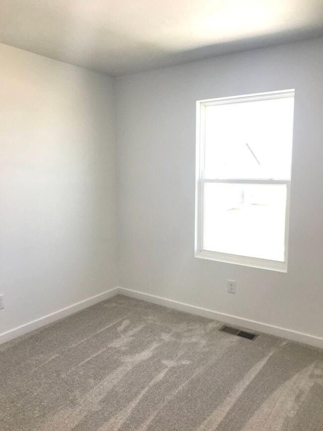 Building Photo - Executive Rental -  4 Bedroom 3 Baths