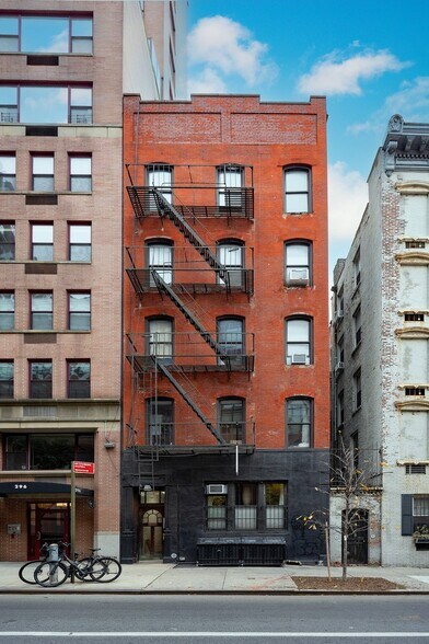 Building Photo - 300 W 10th St