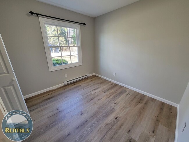 Building Photo - Adorable and Spacious Ranch Close to Town!