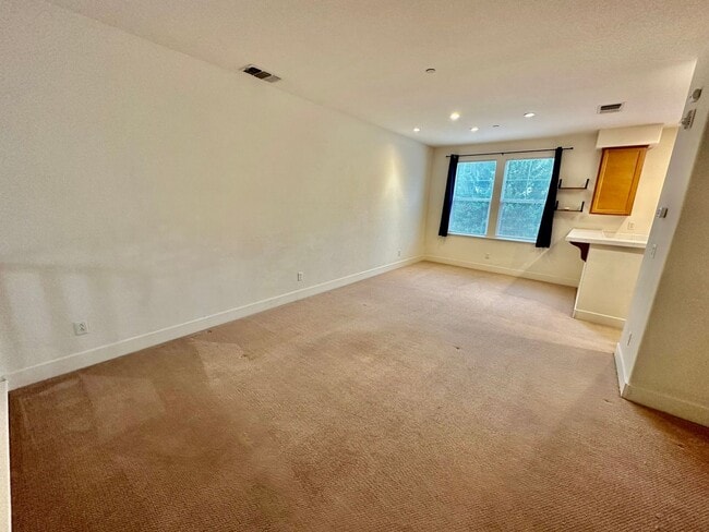 Building Photo - Welcome to modern luxury living in the heart of Midtown Sacramento!