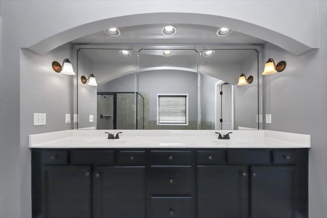 Building Photo - 6059 Cove Park Dr