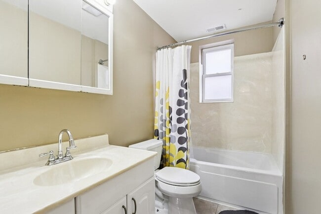 Building Photo - 3432 S Prairie Ave