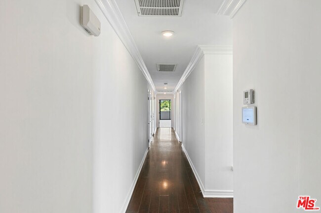 Building Photo - 214 N Crescent Dr