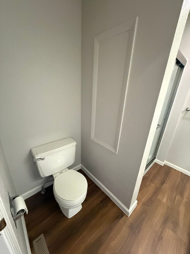 Building Photo - Large  two bedroom, two bathroom, pet friendly home!