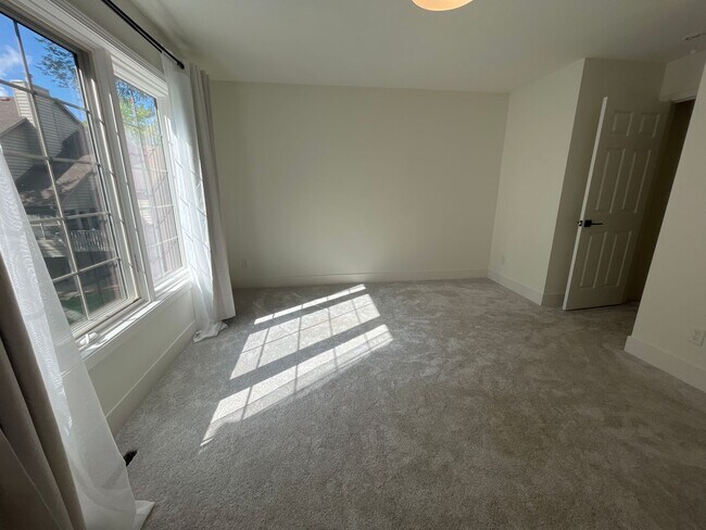 Building Photo - Welcome to this updated townhome in Northe...