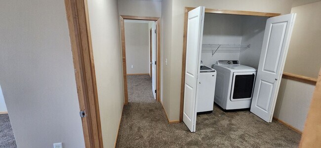 Building Photo - Rare 3 bedroom, 2.5 bathroom rental home w...