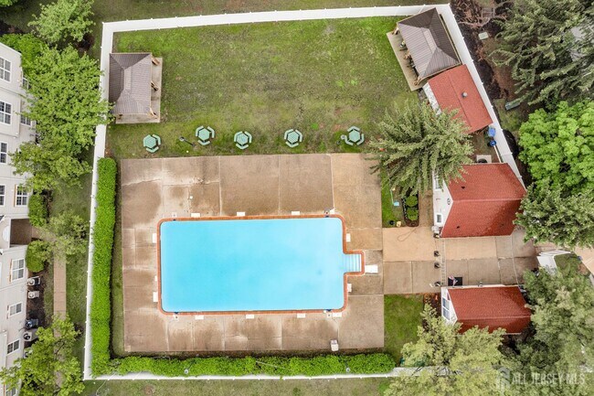 Building Photo - 21 Inverness Dr