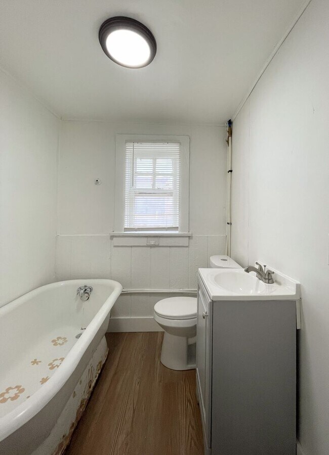 Building Photo - 420 E 4th Ave