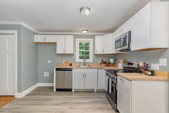 Building Photo - Beautifully Renovated 3-Bedroom Home in Fr...