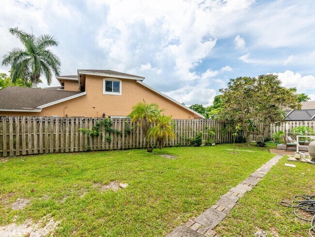 Building Photo - 741 E Plantation Cir