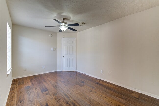 Building Photo - 1115 Enclave Square E