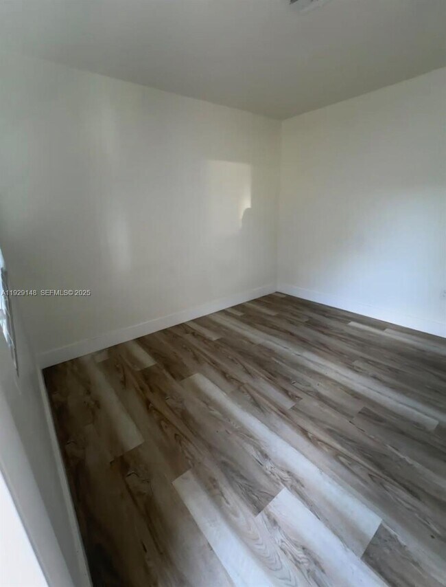 Building Photo - 111 SW 31st Ct