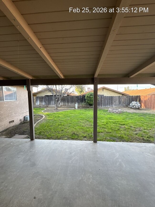 Building Photo - Charming Home Available Now !