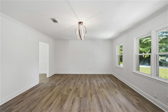 Building Photo - 1348 Ridgewood Dr SW