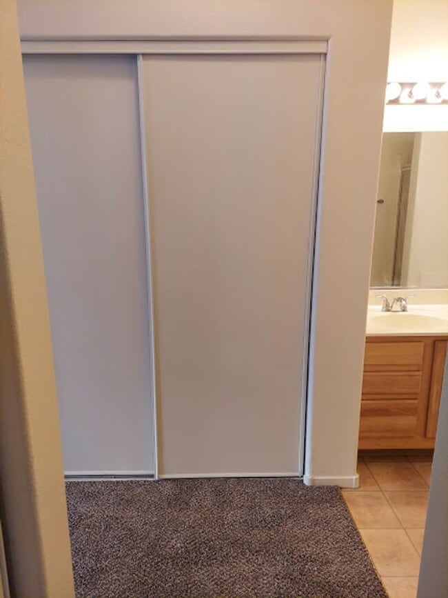 Building Photo - Excellent 2 bed 2 ba in a gated community