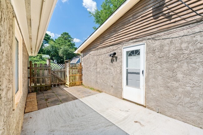 Building Photo - 2804 Briar Hill Ln SE
