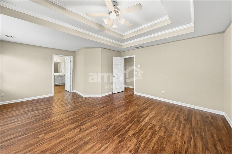 Building Photo - 2420 Queensboro Ln