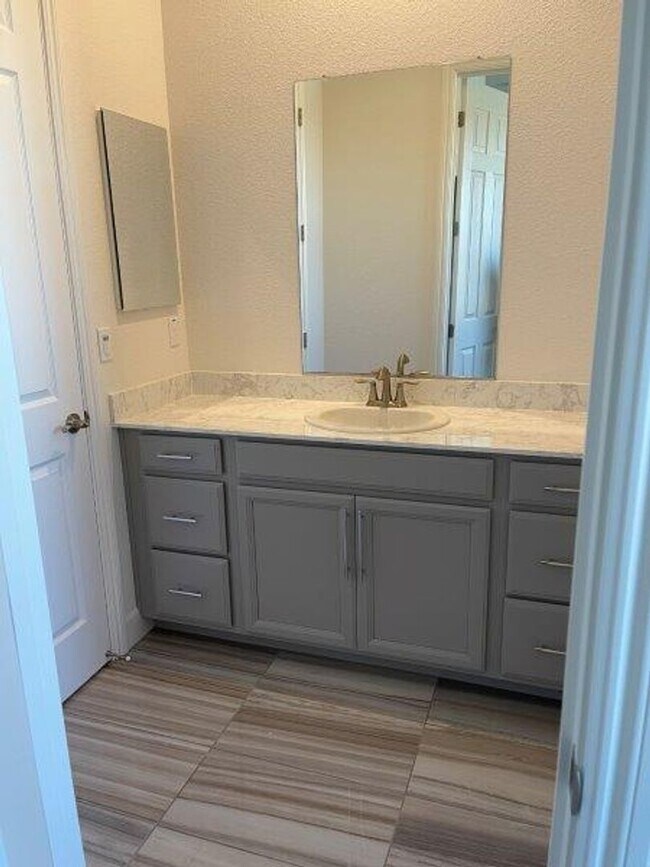 Building Photo - Fabulous Single Level 4 Bedroom in 95757