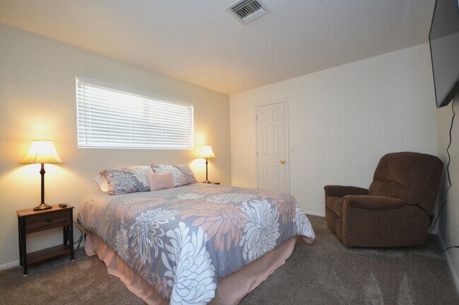 Building Photo - 3 bedroom, Fully Furnished Home